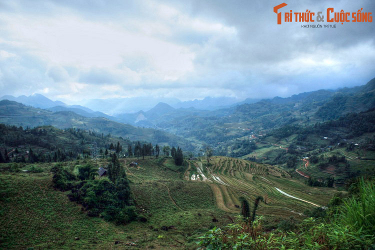 Hiện có hai cách lý giải cái tên Si Ma Cai. Theo cách giải thích thứ nhất, tên Si Ma Cai nguyên gốc là Sin Ma Cai. Đây là ba từ tiếng H'Mông mà âm Hán Việt là Tân Mã Nhai, nghĩa là “Phố Ngựa Mới”.