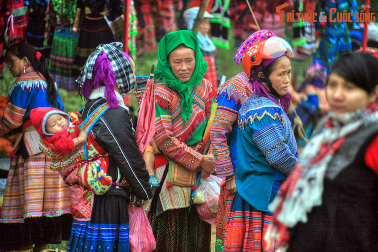 Trong hai cách giải thích đã đề cập, cách giải thích “Phố Ngựa Mới” nhận được nhiều sự đồng tình, trong khi cách giải thích "Chợ Phân Ngựa" được cho là không chính xác. Ảnh: Đồng bào dân tộc ở chợ phiên Sín Chéng, Si Ma Cai.