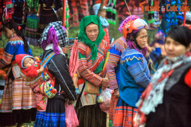 Trong hai cách giải thích đã đề cập, cách giải thích “Phố Ngựa Mới” nhận được nhiều sự đồng tình, trong khi cách giải thích "Chợ Phân Ngựa" được cho là không chính xác. Ảnh: Đồng bào dân tộc ở chợ phiên Sín Chéng, Si Ma Cai.