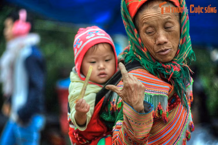Trong bài "Địa danh là bức tranh văn hóa" đăng trên tạp chí Ngôn ngữ và đời sống (số 6/2006), tác giả Mã A Lềnh (Hội Văn học nghệ thuật Lào Cai) cho rằng vào những năm 1960-1970, tên huyện Si Ma Cai vẫn được đọc và viết là Sin Ma Cai. Đến năm 1979, huyện này nhập vào huyện Bắc Hà.
