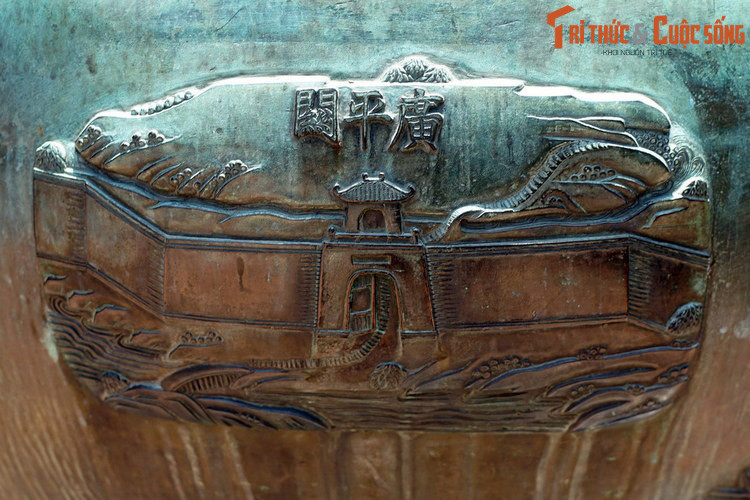 2. Trên Nghị đỉnh, chiếc đỉnh thứ 5 trong bộ Cửu Đỉnh có khắc hình tượng “Quảng Bình quan”, nghĩa là cửa ải Quảng Bình, một công trình thuộc hệ thống lũy Thầy ở Quảng Bình, có từ thời Trịnh Nguyễn phân tranh.