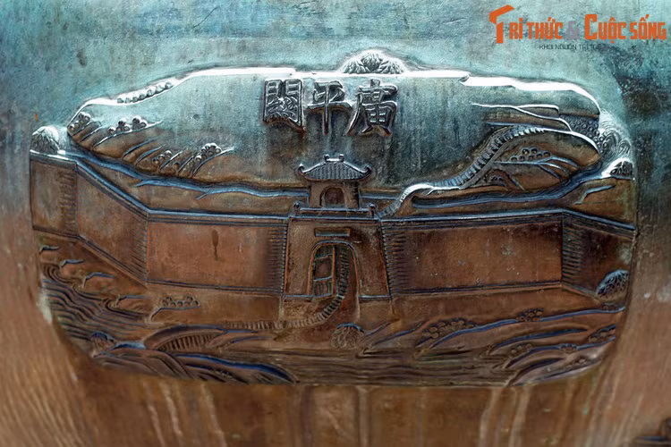 2. Trên Nghị đỉnh, chiếc đỉnh thứ 5 trong bộ Cửu Đỉnh có khắc hình tượng “Quảng Bình quan”, nghĩa là cửa ải Quảng Bình, một công trình thuộc hệ thống lũy Thầy ở Quảng Bình, có từ thời Trịnh Nguyễn phân tranh.