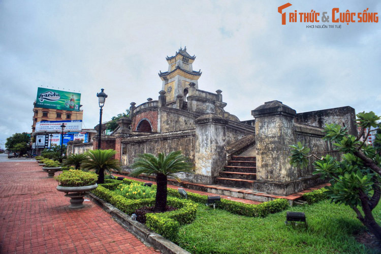 Quảng Bình quan đã hai lần bị phá hủy do chiến tranh, những năm gần đây mới được phục dựng. Công trình nằm giữa hai tuyến đường Quang Trung và Lê Lợi ở trung tâm thành phố Đồng Hới, tỉnh Quảng Bình.