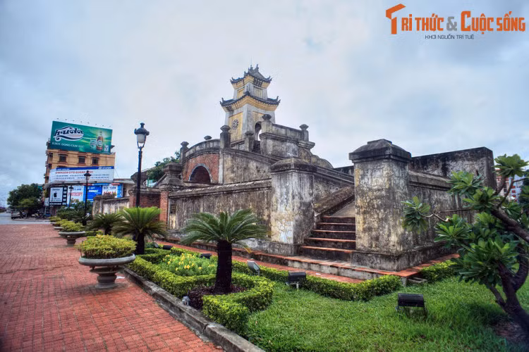 Quảng Bình quan đã hai lần bị phá hủy do chiến tranh, những năm gần đây mới được phục dựng. Công trình nằm giữa hai tuyến đường Quang Trung và Lê Lợi ở trung tâm thành phố Đồng Hới, tỉnh Quảng Bình.