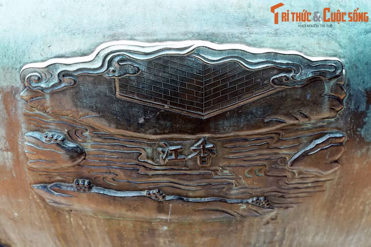 1. Trong bộ Cửu Đỉnh nhà Nguyễn, Nhân đỉnh là chiếc đỉnh thứ hai. Trên đỉnh này khắc hình tượng “Hương giang” là sông Hương, dòng sông biểu tượng chảy qua Kinh thành Huế. Kiến trúc Kinh thành Huế được tái hiện ở đây qua hình ảnh bức tường gạch.