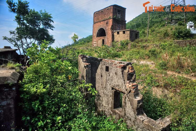 Khu vực Hải Vân quan hiện tại. Có từ thời Lê, Hải Vân quan được củng cố và mở rộng dưới thời vua Minh Mạng. Đây là một cơ cấu phòng thủ rất kiên cố, có khả năng bao quát một vùng rộng lớn và đẩy lùi mọi cuộc tấn công bất ngờ.