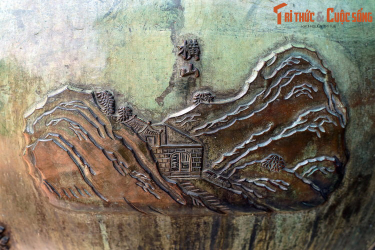 4. Huyền đỉnh, chiếc đỉnh cuối cùng của Cửu Đỉnh có khắc hình tượng “Hoành sơn” là đèo Ngang, con đèo nằm ở ranh giới Hà Tĩnh và Quảng Bình. Trên đèo có một cửa ải gọi là Hoành Sơn quan, được khắc ở chính giữa hình tượng này.