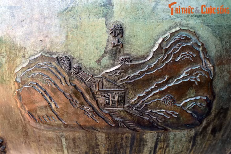 4. Huyền đỉnh, chiếc đỉnh cuối cùng của Cửu Đỉnh có khắc hình tượng “Hoành sơn” là đèo Ngang, con đèo nằm ở ranh giới Hà Tĩnh và Quảng Bình. Trên đèo có một cửa ải gọi là Hoành Sơn quan, được khắc ở chính giữa hình tượng này.