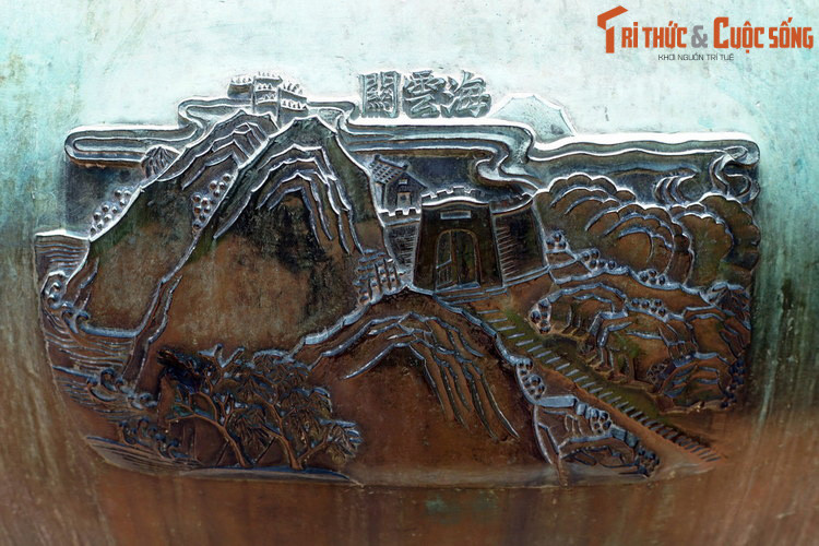 3. Dụ đỉnh, chiếc đỉnh thứ 8 trong Cửu Đỉnh khắc hình tượng “Hải Vân quan”, nghĩa là cửa ải Hải Vân, một công trình nằm ở vị trí chiến lược, trấn giữ đường thiên lý Bắc – Nam suốt nhiều thế kỷ.