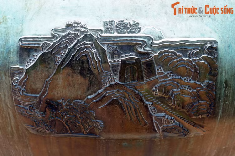 3. Dụ đỉnh, chiếc đỉnh thứ 8 trong Cửu Đỉnh khắc hình tượng “Hải Vân quan”, nghĩa là cửa ải Hải Vân, một công trình nằm ở vị trí chiến lược, trấn giữ đường thiên lý Bắc – Nam suốt nhiều thế kỷ.