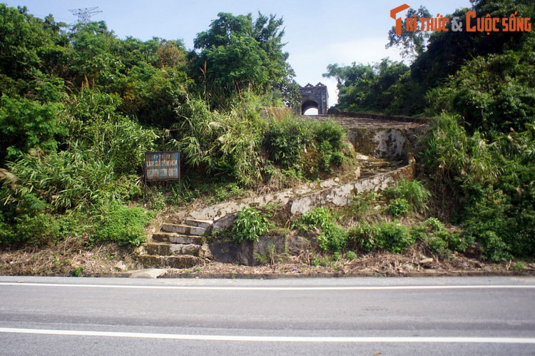 Khu vực Hoành Sơn quan ngày nay. Năm 1833, dưới thời vua Minh Mạng, một cổng bằng gạch đá được xây dựng giữa đèo để kiểm soát việc qua lại tuyến đường hiểm yếu này, mang tên là Hoành Sơn quan.