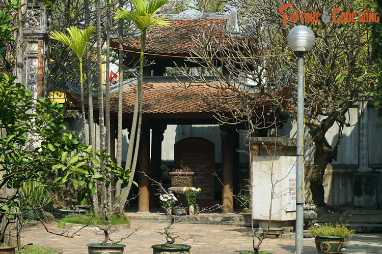 Công trình được xây dựng theo kiểu kiến trúc tâm linh truyền thống Việt Nam với kết cấu gỗ với hình dáng nhà chồng diêm 8 mái, 2 tầng đao, 4 mặt thoáng. Các sống đao đắp tượng rồng và lân.