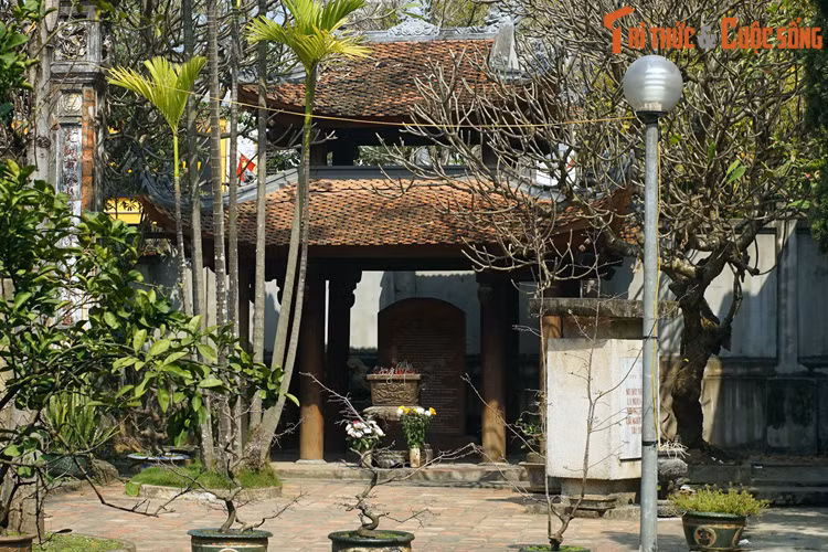 Công trình được xây dựng theo kiểu kiến trúc tâm linh truyền thống Việt Nam với kết cấu gỗ với hình dáng nhà chồng diêm 8 mái, 2 tầng đao, 4 mặt thoáng. Các sống đao đắp tượng rồng và lân.