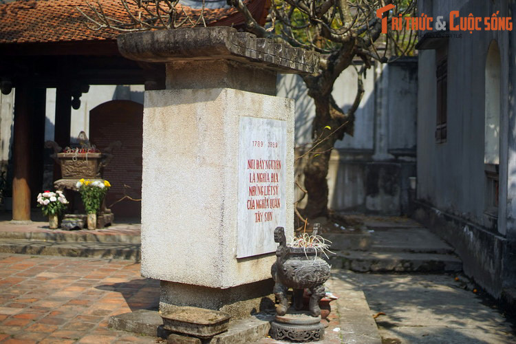 Đến đầu thập niên 1990, chùa Kim Sơn và chính quyền địa phương đã cho dựng một cột bia ghi dấu nơi an táng các liệt sĩ của nghĩa quân Tây Sơn tại một góc sân chùa.