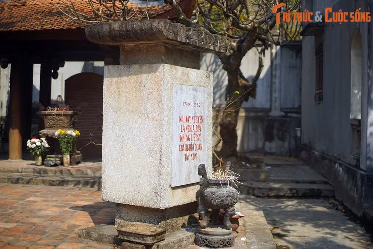 Đến đầu thập niên 1990, chùa Kim Sơn và chính quyền địa phương đã cho dựng một cột bia ghi dấu nơi an táng các liệt sĩ của nghĩa quân Tây Sơn tại một góc sân chùa.