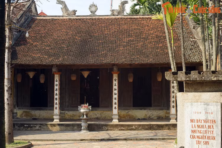 Thời kỳ Pháp tạm chiếm Hà Nội, để phục vụ cho việc quy hoạch lại thành phố, vào năm 1952, các hài cốt trong nghĩa địa cạnh chùa Kim Sơn được chuyển lên nghĩa trang Yên Kỳ ở Sơn Tây. Khu nghĩa địa cổ đã chấm dứt sự tồn tại sau gần hai thế kỷ.