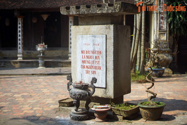 Hàng ngàn chiến binh Tây Sơn đã hi sinh để làm nên thắng lợi oanh liệt của người Việt. Sau cuộc chiến, thi hài các tử sĩ Tây Sơn trên khắp Thăng Long đã được quy tập về chôn ở khu Thập Tam Trại, hình thành nên một nghĩa địa cổ.