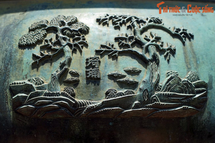 Nhân đỉnh, chiếc đỉnh thứ hai trong Cửu Đỉnh có khắc hình tượng “Kỳ nam” là gỗ kỳ nam, loại trầm hương phẩm chất cao nhất, hết sức quý hiếm. Trong Đông y, kỳ nam có đặc tính và công dụng tương tự trầm hương.