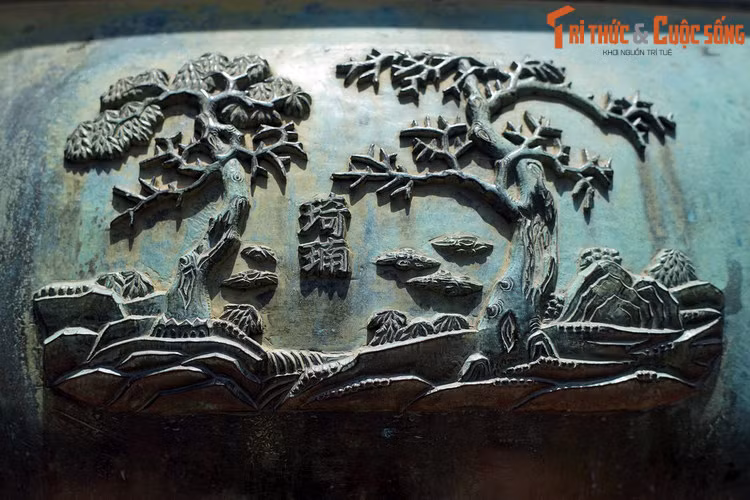 Nhân đỉnh, chiếc đỉnh thứ hai trong Cửu Đỉnh có khắc hình tượng “Kỳ nam” là gỗ kỳ nam, loại trầm hương phẩm chất cao nhất, hết sức quý hiếm. Trong Đông y, kỳ nam có đặc tính và công dụng tương tự trầm hương.