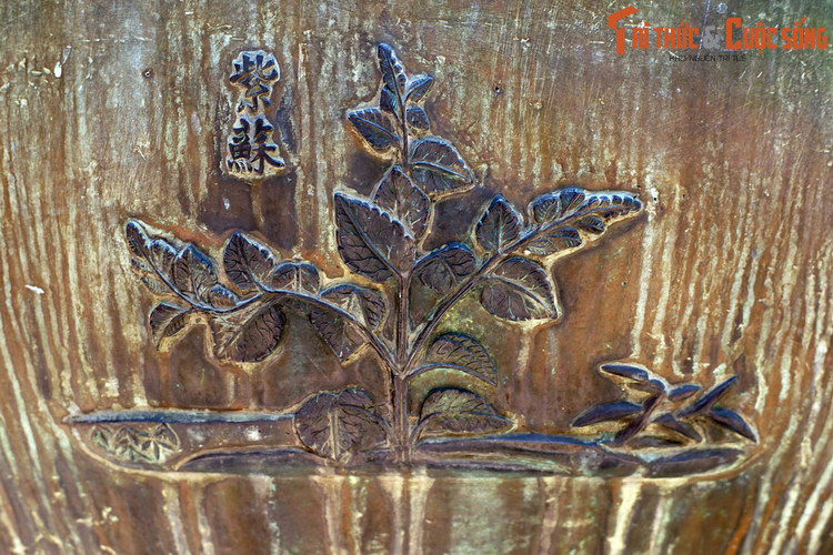 Trên Dụ đỉnh còn có hình tượng “Tử tô” là cây tía tô, loài cây bụi có lá màu tím, được dùng làm gia vị và dược liệu. Theo Đông y, tía tô có vị cay, tính ấm, quy vào kinh phế, tỳ.