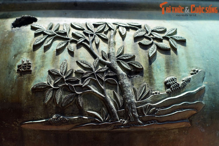 Nghị đỉnh, chiếc đỉnh thứ 5 khắc hình tượng “Quế” là cây quế, loài cây được trồng để khai thác vỏ và gỗ với nhiều công dụng như làm gia vị, dược liệu, đồ mỹ nghệ… Trong Đông y, quế có tính ấm, vị ngọt, quy vào kinh tâm.