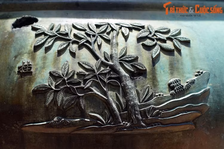 Nghị đỉnh, chiếc đỉnh thứ 5 khắc hình tượng “Quế” là cây quế, loài cây được trồng để khai thác vỏ và gỗ với nhiều công dụng như làm gia vị, dược liệu, đồ mỹ nghệ… Trong Đông y, quế có tính ấm, vị ngọt, quy vào kinh tâm.