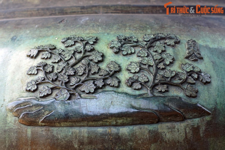 Huyền đỉnh, chiếc đỉnh cuối cùng trong Cửu Đỉnh nhà Nguyễn có khắc hình “Nam sâm” là cây sâm ta, một dược liệu quý của Việt Nam. Theo Đông y, nam sâm có vị ngọt và tính bình, được quy vào kinh phế và tỳ.