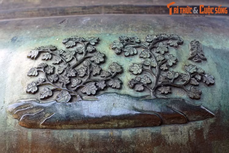 Huyền đỉnh, chiếc đỉnh cuối cùng trong Cửu Đỉnh nhà Nguyễn có khắc hình “Nam sâm” là cây sâm ta, một dược liệu quý của Việt Nam. Theo Đông y, nam sâm có vị ngọt và tính bình, được quy vào kinh phế và tỳ.