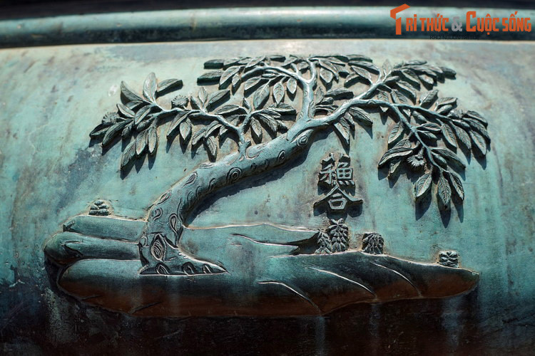 Anh đỉnh, chiếc đỉnh thứ tư khắc hình tượng “Tô hợp”, là cây tô hợp, loài cây thuốc quý có nhựa được dùng làm dược liệu. Theo Đông y, tô hợp có vị ngọt, cay, tính ôn, quy vào kinh tỳ và vị.