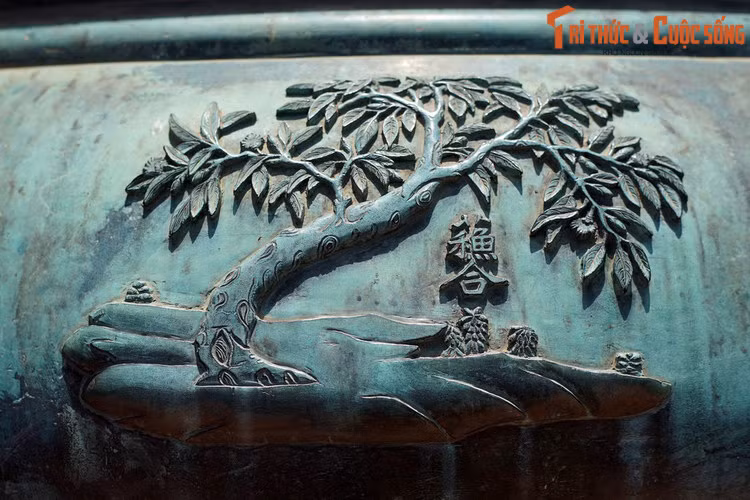 Anh đỉnh, chiếc đỉnh thứ tư khắc hình tượng “Tô hợp”, là cây tô hợp, loài cây thuốc quý có nhựa được dùng làm dược liệu. Theo Đông y, tô hợp có vị ngọt, cay, tính ôn, quy vào kinh tỳ và vị.