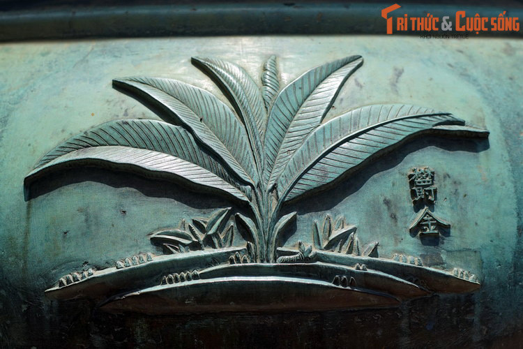 Trên Anh đỉnh có có hình tượng “Uất kim” là cây nghệ, loài cây cho củ vừa dùng làm gia vị, vừa là dược liệu. Trong Đông y, nghệ có tính mát, vị cay, hơi đắng, quy vào kinh can, tâm, phế.