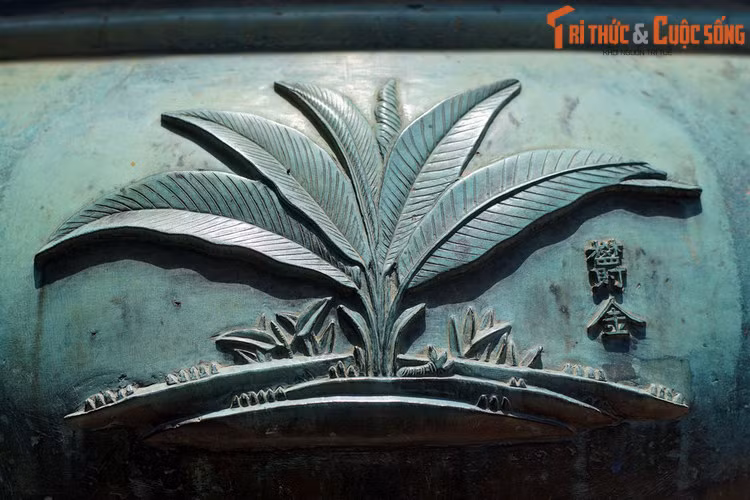 Trên Anh đỉnh có có hình tượng “Uất kim” là cây nghệ, loài cây cho củ vừa dùng làm gia vị, vừa là dược liệu. Trong Đông y, nghệ có tính mát, vị cay, hơi đắng, quy vào kinh can, tâm, phế.