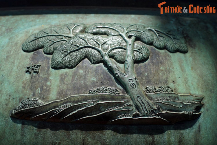 Tuyên đỉnh, chiếc đỉnh thứ 7 có khắc hình tượng “Bá” là cây trắc bá diệp, loài cây vừa được trồng làm cảnh, vừa là loại dược liệu đa dụng. Trong Đông y, trắc bá diệp vị đắng chát, tính hơi hàn, quy vào kinh tâm, can và đại tràng.