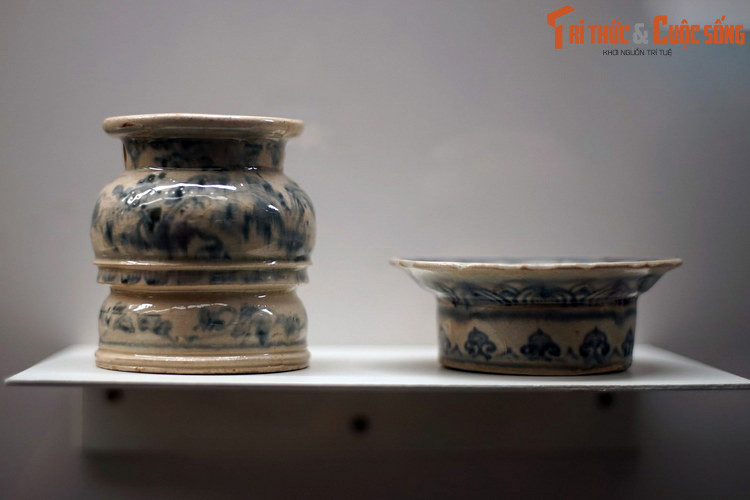 Lư hương và đĩa thờ bằng gốm men xanh - trắng.