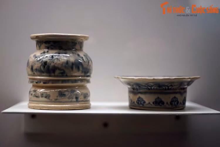 Lư hương và đĩa thờ bằng gốm men xanh - trắng.