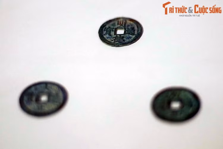 Đồng tiền "Minh Đức thông bảo" lưu hành thời Mạc Thái Tổ (1527-1529). Đến năm 1593, vương triều Mạc suy vong sau khi cha con vua Mạc Hậu Hợp - Mạc Toàn bị quân đội Lê-Trịnh đánh bại. Tổng cộng thời gian tồn tại chính thức của nhà Mạc là gần 66 năm.