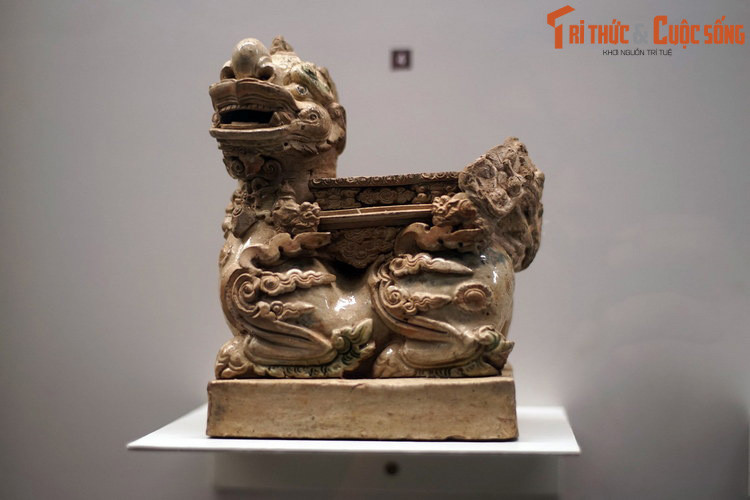 Chân đèn hình nghê bằng gốm men màu.