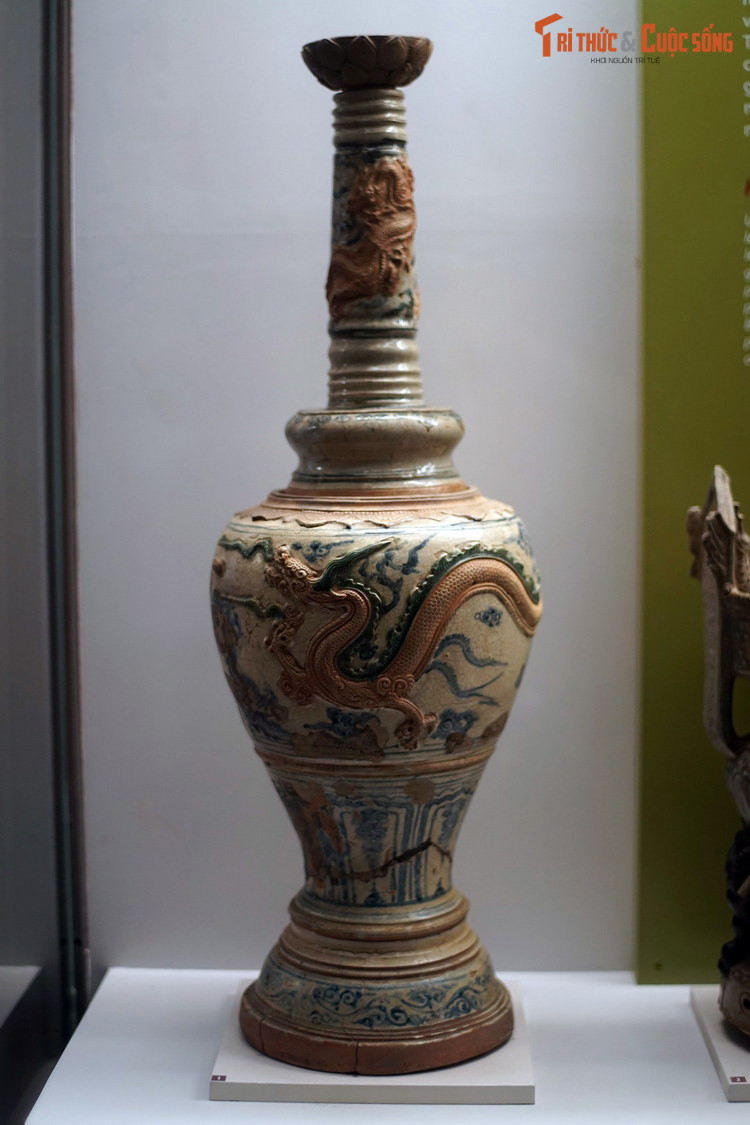 Chân đèn gốm, đồ thờ thời Mạc, thế kỷ 16-17. Do chỉ tồn tại một thời gian không dài trong giai đoạn lịch sử vô cùng biến động, các cổ vật nhà Mạc để lại cho hậu thế không nhiều như các triều đại khác.