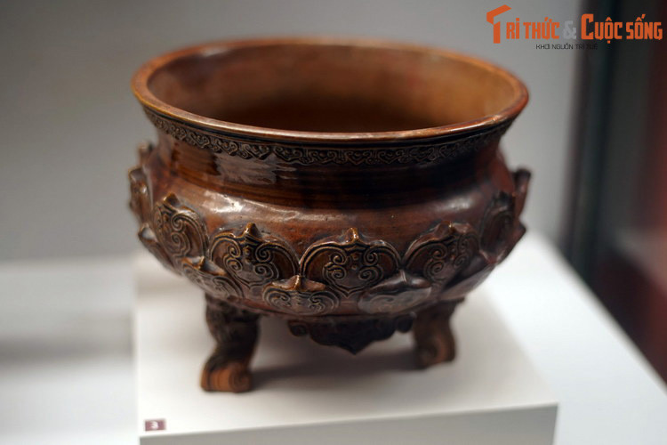 Một số món đồ gốm thời Mạc khác được trưng bày tại Bảo tàng Lịch sử Thành phố Hồ Chí Minh: Lư hương gốm men nâu.