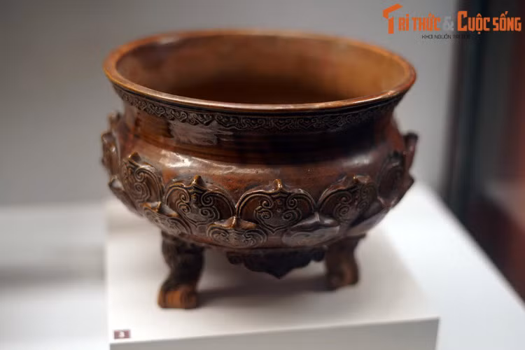 Một số món đồ gốm thời Mạc khác được trưng bày tại Bảo tàng Lịch sử Thành phố Hồ Chí Minh: Lư hương gốm men nâu.