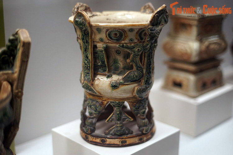 Các hình tượng truyền thống trên gốm Mạc được kết hợp với kỹ thuật vẽ làm bằng bút lông, đắp chạm nổi, dán ghép và khắc chìm, làm tăng thêm hiệu quả trang trí.