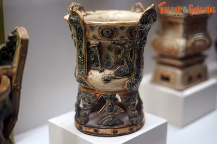 Các hình tượng truyền thống trên gốm Mạc được kết hợp với kỹ thuật vẽ làm bằng bút lông, đắp chạm nổi, dán ghép và khắc chìm, làm tăng thêm hiệu quả trang trí.