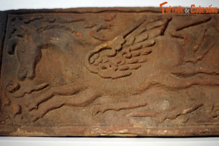 Gạch trang trí hình ngựa có cánh (pegasus) thời nhà Mạc, thế kỷ 16, cổ vật của Bảo tàng Lịch sử Thành phố Hồ Chí Minh. Nhà Mạc bắt đầu khi Mạc Đăng Dung ép vua Lê Cung Hoàng nhà Hậu Lê nhường ngôi tháng 6/1527.