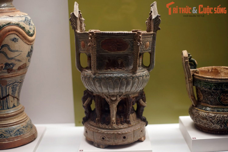 Lư hương thời Mạc, thế kỷ 16-17. Cổ vật thời Mạc tồn tại đến nay phần nhiều là các loại đồ gốm thờ cúng. Dưới thời Mạc, sản xuất đồ gốm phát triển mạnh và để lại một số loại hình hiện vật có bản sắc riêng như chân đèn, lư lương.