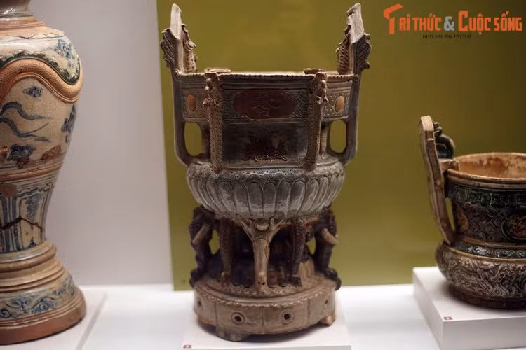 Lư hương thời Mạc, thế kỷ 16-17. Cổ vật thời Mạc tồn tại đến nay phần nhiều là các loại đồ gốm thờ cúng. Dưới thời Mạc, sản xuất đồ gốm phát triển mạnh và để lại một số loại hình hiện vật có bản sắc riêng như chân đèn, lư lương.