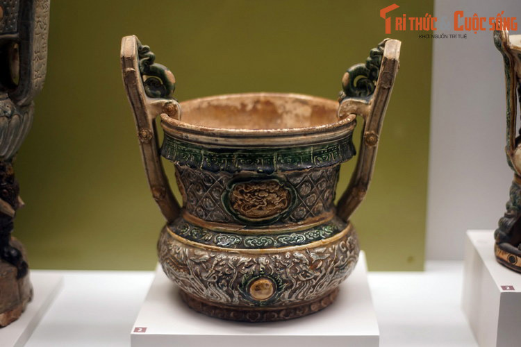 Đồ gốm thờ cúng thời Mạc thường được trang trí các đề tài như rồng, cánh sen, lá đề, mây cuộn, song nước...