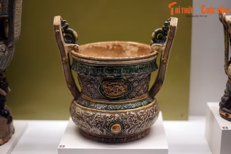 Đồ gốm thờ cúng thời Mạc thường được trang trí các đề tài như rồng, cánh sen, lá đề, mây cuộn, song nước...