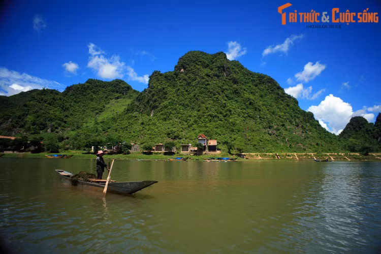 Có nhiều giai thoại được lưu truyền về nguồn gốc của tên dòng sông Son. Một giai thoại cho rằng vào đầu thế kỷ 19, quân Tây Sơn giao tranh với quân Nguyễn Ánh tại dòng sông này, máu của các tử sĩ loang ra đỏ như son cả dòng sông, do vậy mà thành tên gọi sông Son.