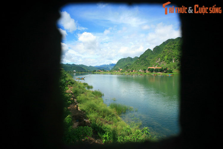 Ngoài ra, còn một cách lý giải đơn giản hơn, đó là tên gọi sông Son bắt nguồn từ một thực tế là mùa mưa lũ, nước sông đỏ như son do trộn lẫn với bùn đất bazan ở thượng nguồn đổ về.