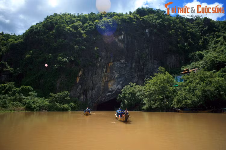 Trong suốt nhiều thế kỷ, sông Son chỉ là một dòng sông ít được người đời biết đến. Mọi chuyển đã thay đổi từ khi hệ thống hang động kỳ vĩ ở Phong Nha - Kẻ Bàng được khai phá và mở cửa phục vụ du khách.